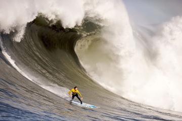 开云体育app-新生代的咆哮，爱德华兹48分孤岛上的王座，勇士险胜却听见旧王座的裂痕