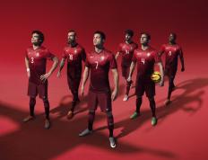 开云体育-绝杀时刻！塞恩斯扛着阿斯顿马丁，越过红牛二队的残骸登顶