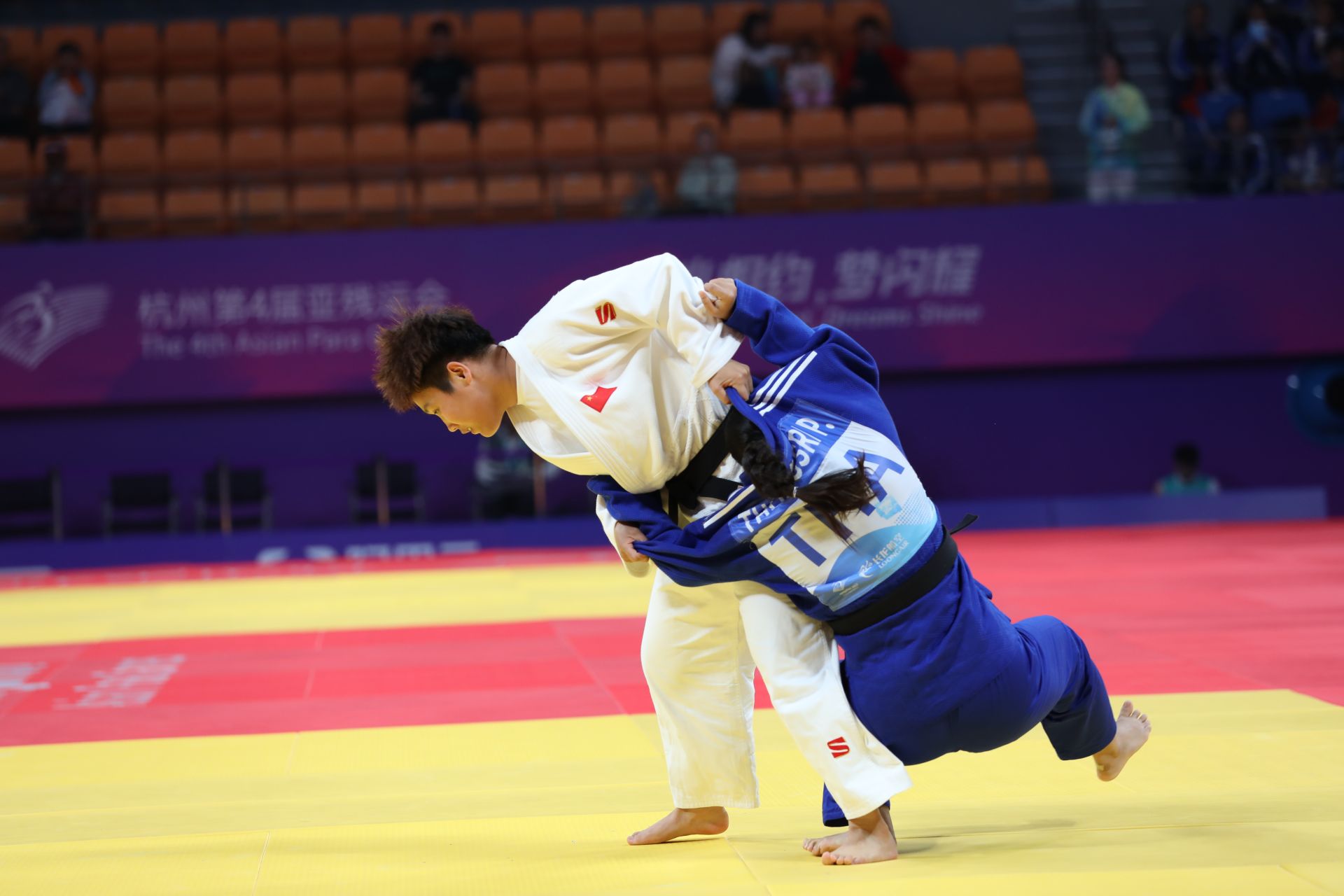 开云下载-创造奇迹:柔道选手绽放风采