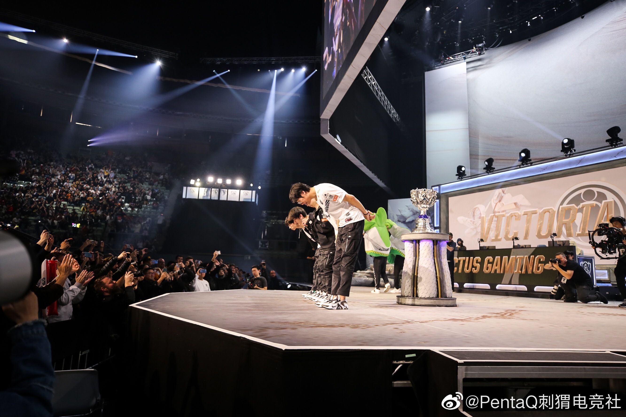 开云平台-DRX险胜EG，Jankos极限生还后反打顶尖较量全球总决赛，强势挺进下一轮