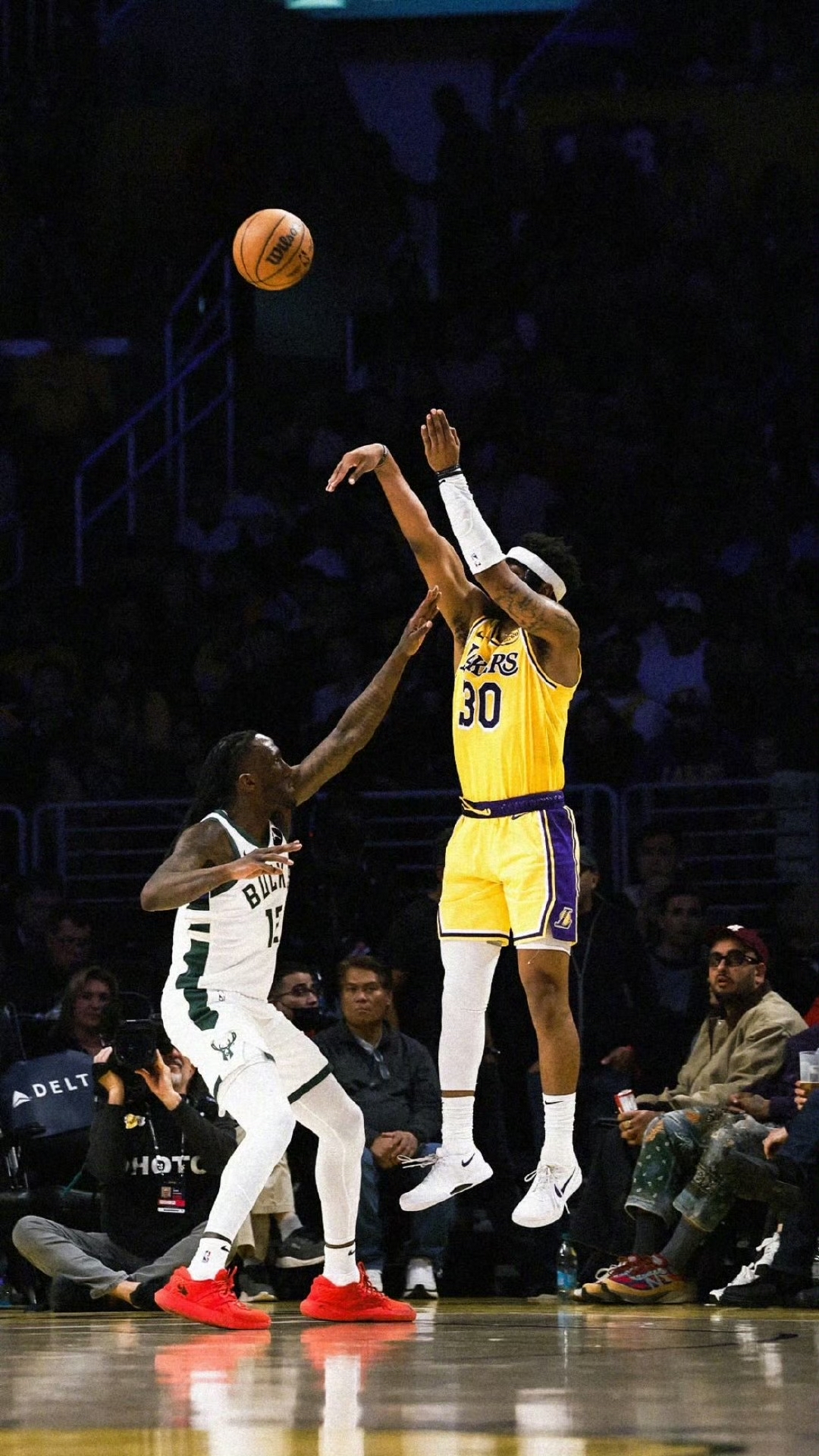 开云平台-湖人主场惨败雄鹿，詹皇场上怒吼