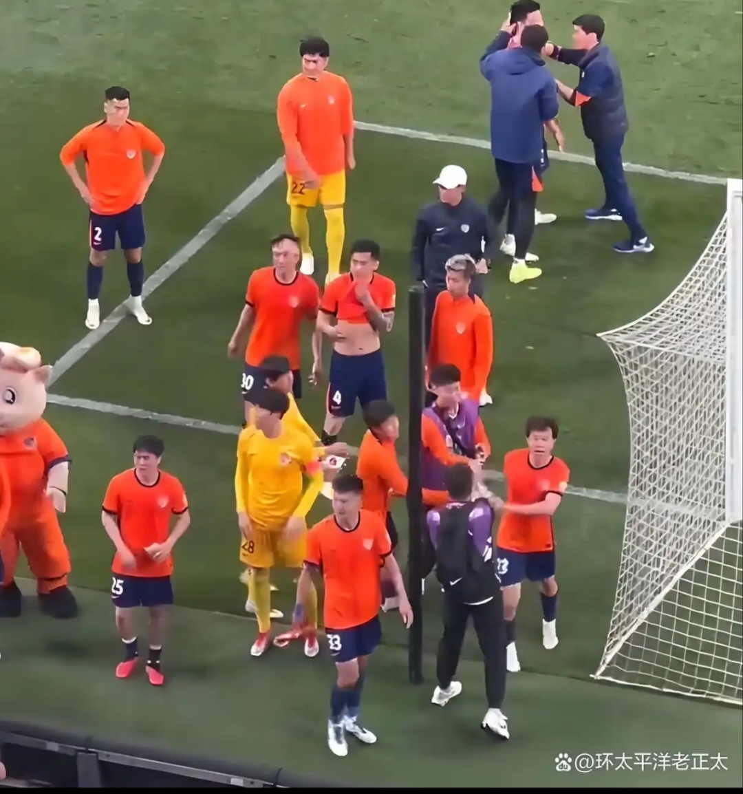 开云体育下载-球迷谈论热议，球员转会传闻不断